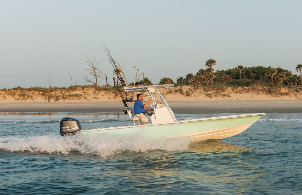 Avenger AV-26 Bay center console saltwater fishing boat running